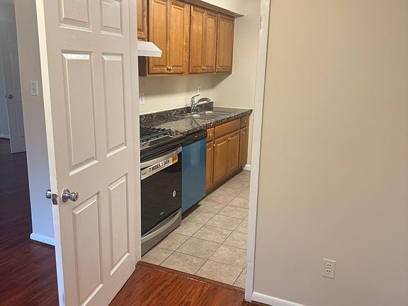 2nd image of 6001 Arlington Blvd APT 201
