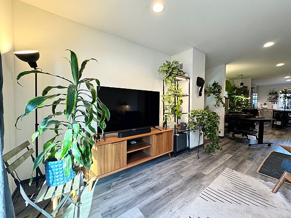 4th image of 1032 E Missouri Ave