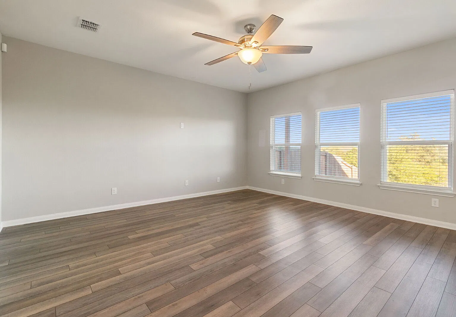 4 bed, 2.5 bath, 2189 sqft, $2,200 — Photo 4