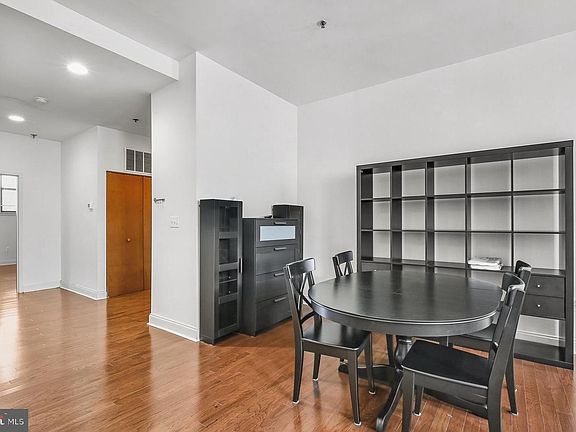 5th image of 1001 Chestnut St #1003W