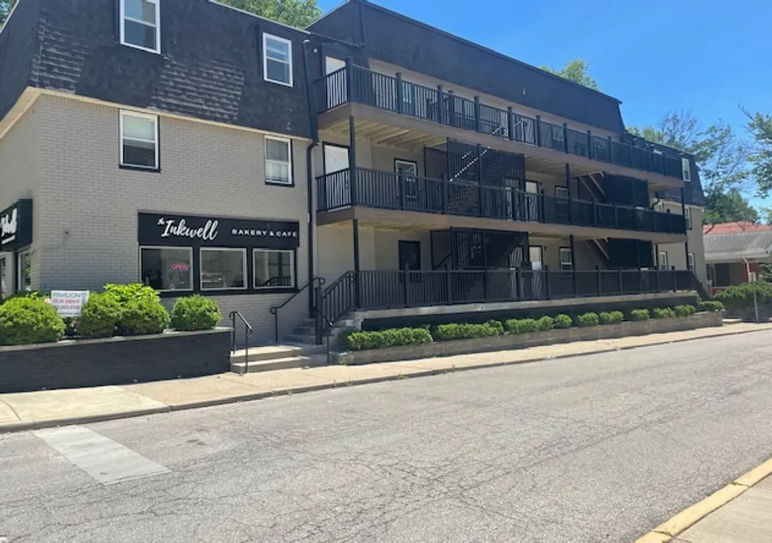 401 S Woodlawn — Photo 1