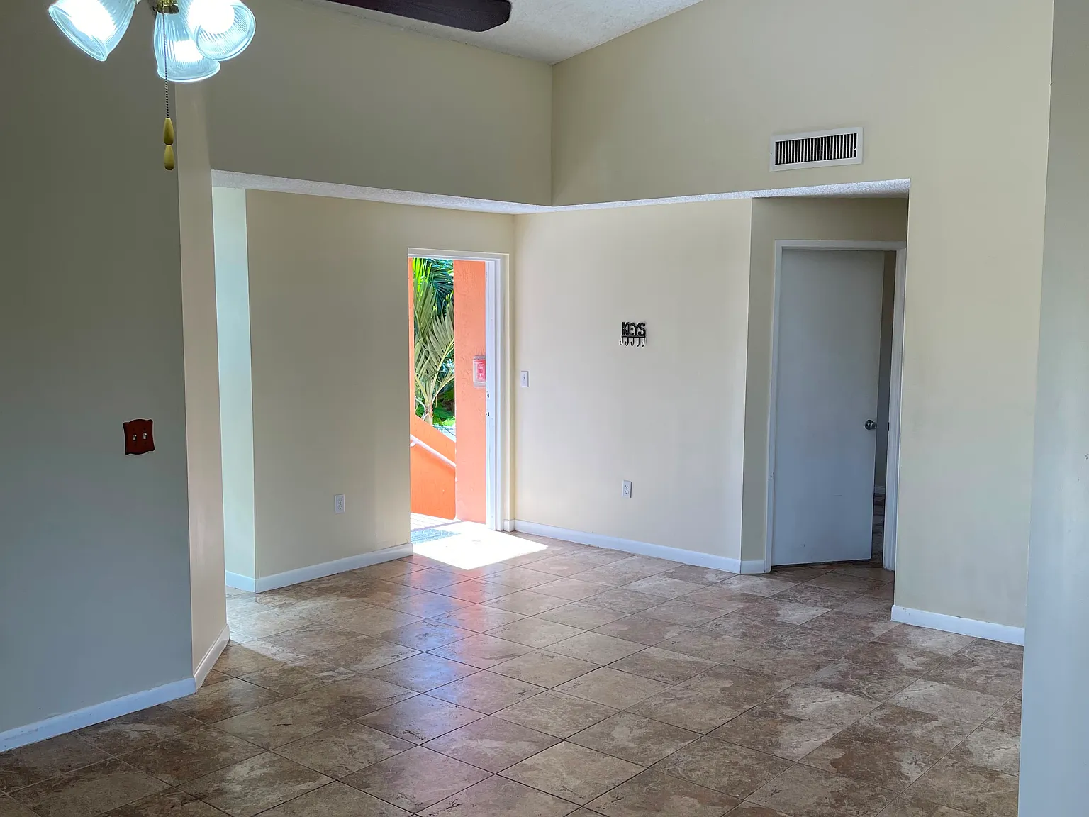 3 bed, 1364 sqft, $2,575 — Photo 3