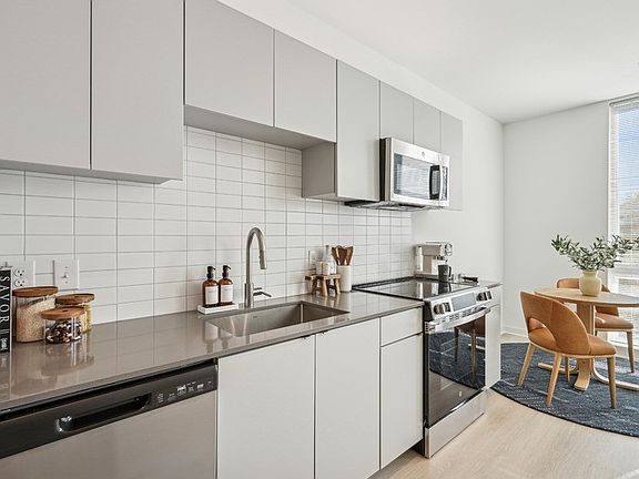 4th image of 620 Foster St #414