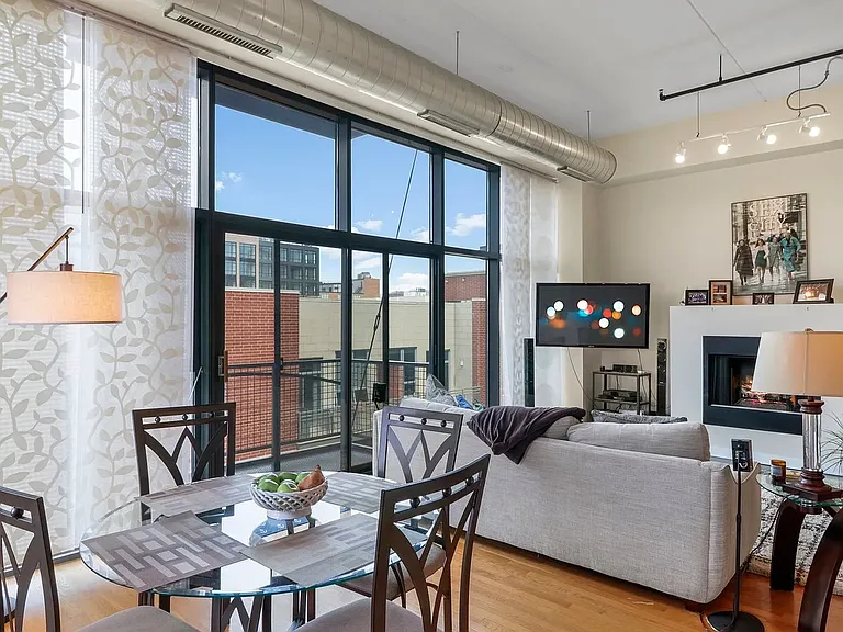 1224 W Van Buren St #413 — Photo 2