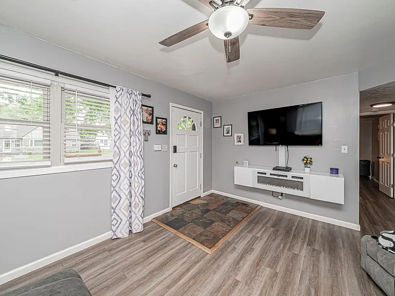 224 W Chestnut St — Photo 29