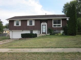 3233 W Knox Dr, Freeport, IL 61032