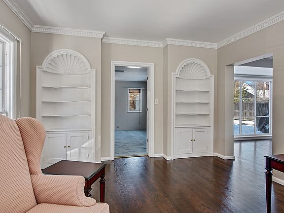 4th image of 2208 Thornwood Ave