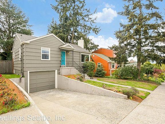 Driveway w/ 1 car garage
