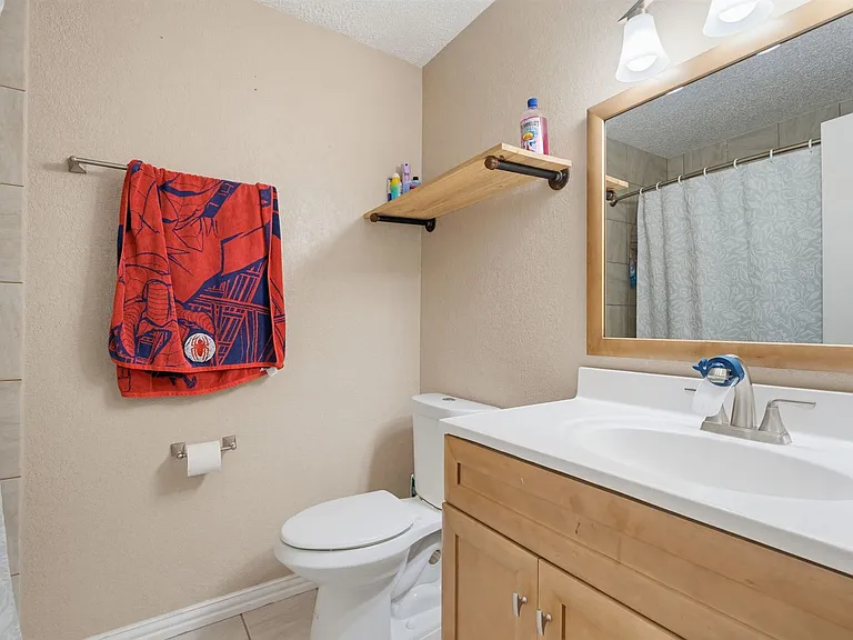 902 Lynn Ln — Photo 12