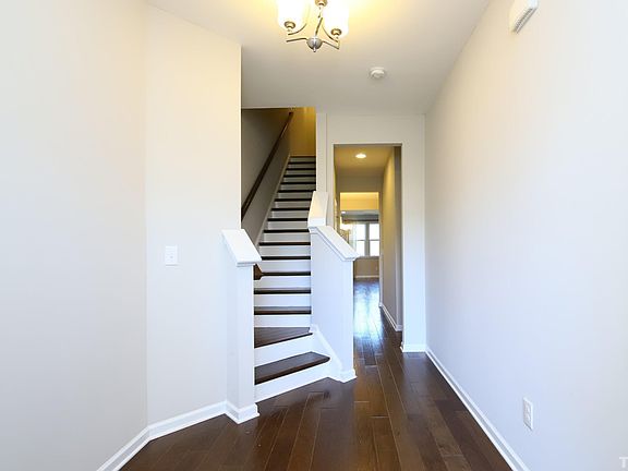 3rd image of 609 Allium Ln