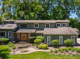 2932 Squirrel Rd, Bloomfield Hills, MI 48304