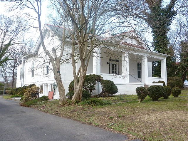 1st image of 823 N Main St