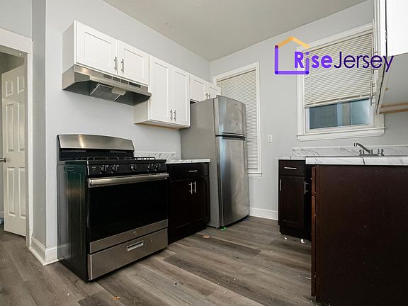 3rd image of 182 N 17th St