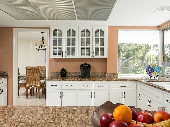 4th image of 925 Reef Ln