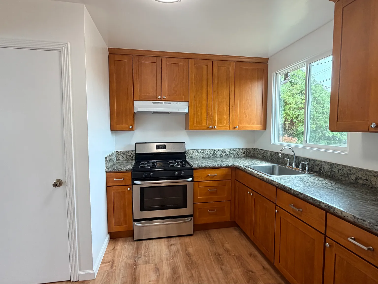 3 bed, 1020 sqft, $4,500 — Photo 3
