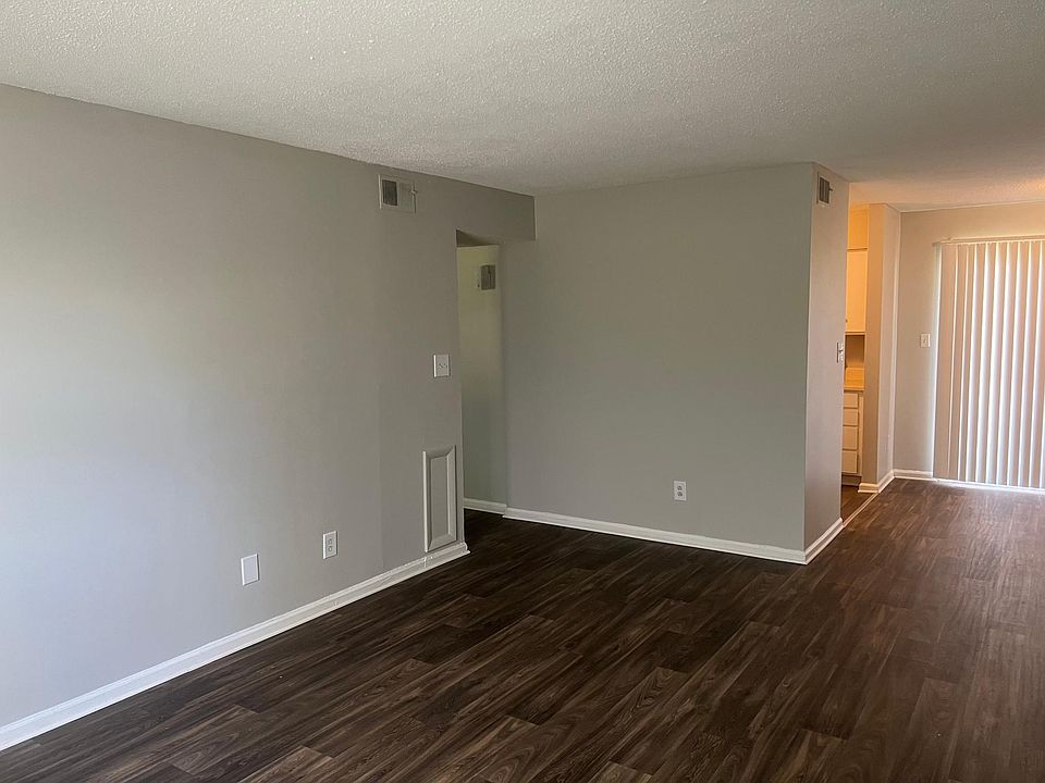 Entry way facing toward kitchen