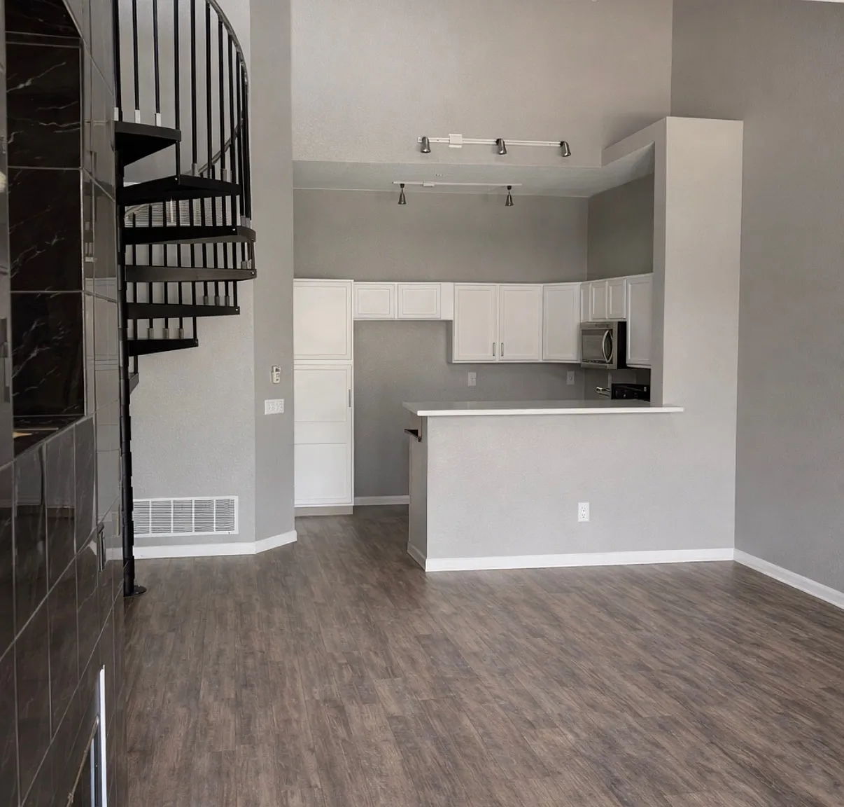 3 bed, 1319 sqft, $2,100 — Photo 3