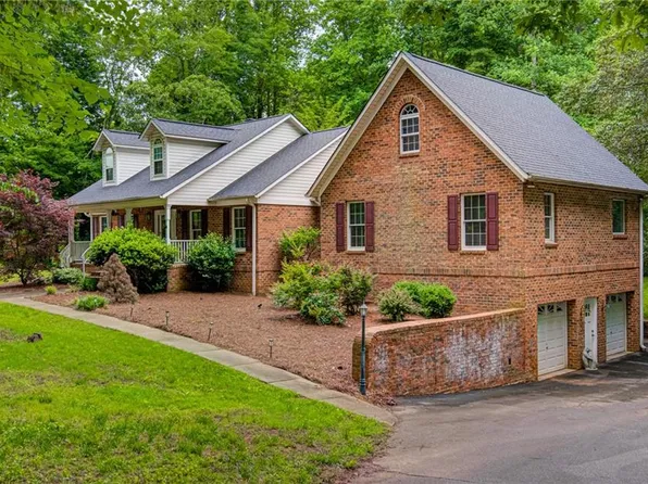 1054 Wilderness Run Dr, Yadkinville, NC 27055