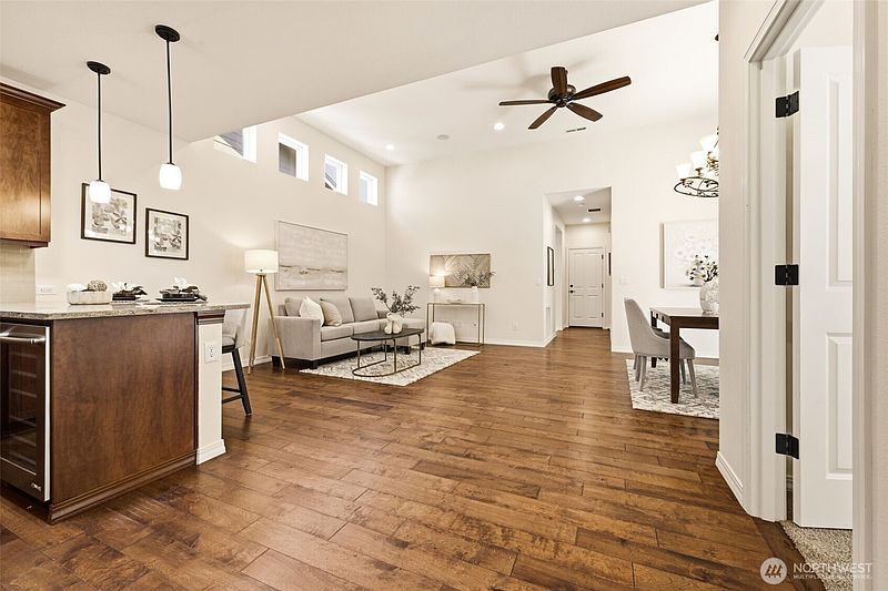 4th image of 19210 143rd Street E