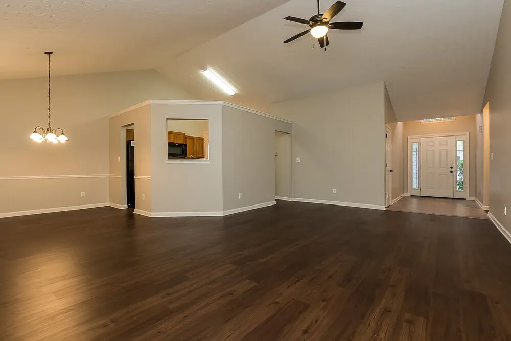 3 bed, 2.0 bath, 1902 sqft, $2,295 — Photo 3