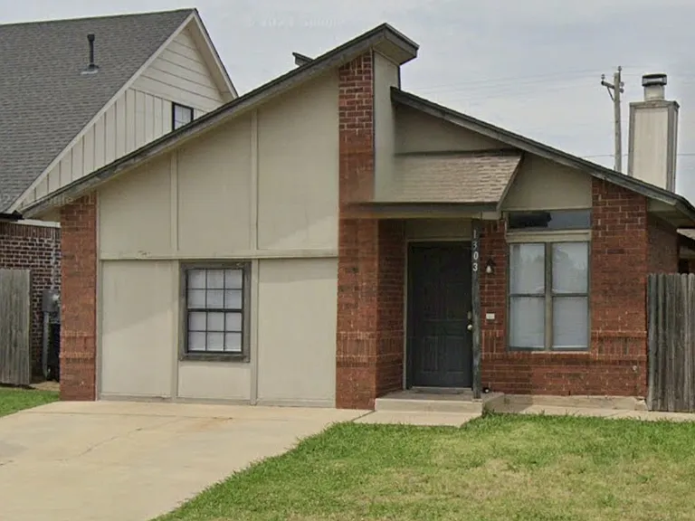 1303 SW 20th St — Photo 2