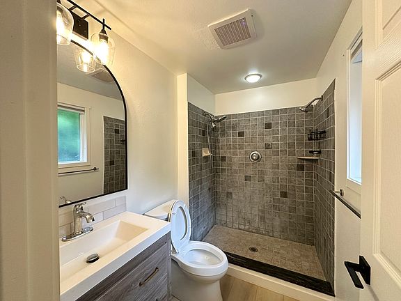 En-suite primary bathroom