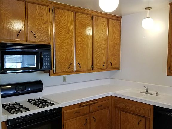 3rd image of 917 16th St APT 5