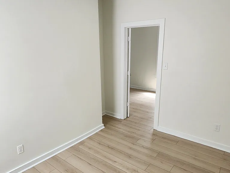 2525 W Lyndale St #2F — Photo 7