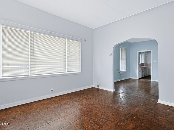 4th image of 158 Everett St