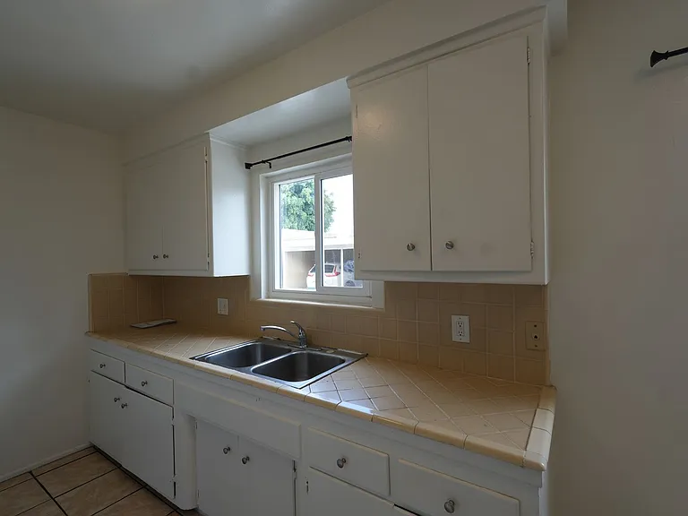 11915 Manor Dr — Photo 7