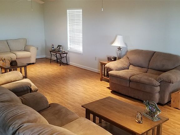3rd image of 221 Willow Ln