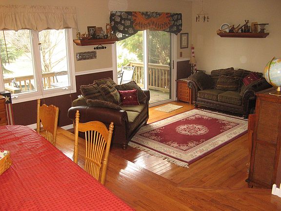 Dining/living w/hardwood floor, slider to deck/patio