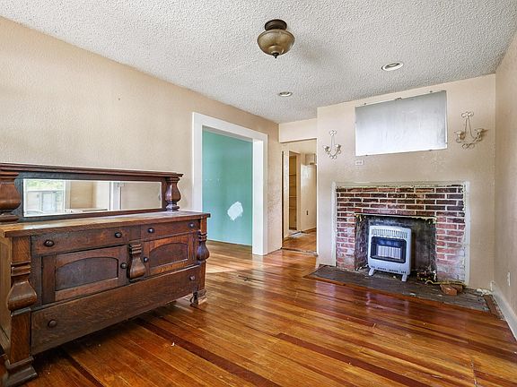 4th image of 402 W Main St