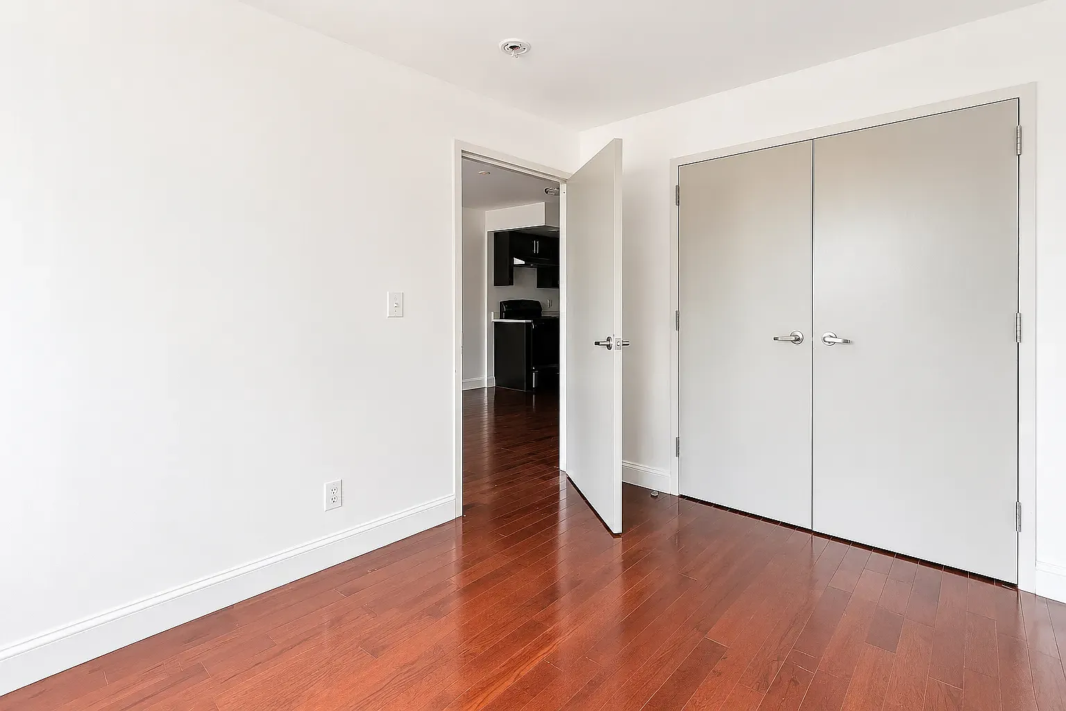 2120 Daly Avenue — Photo 3