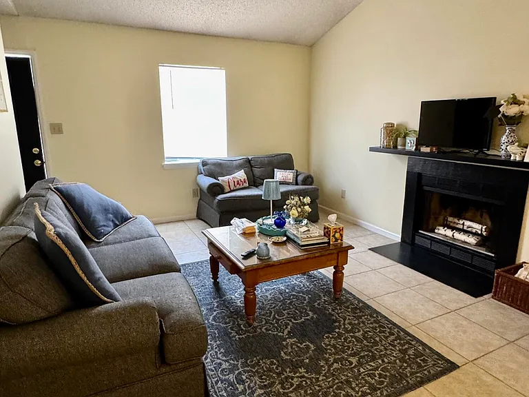233 Wyndham Cir #A — Photo 2
