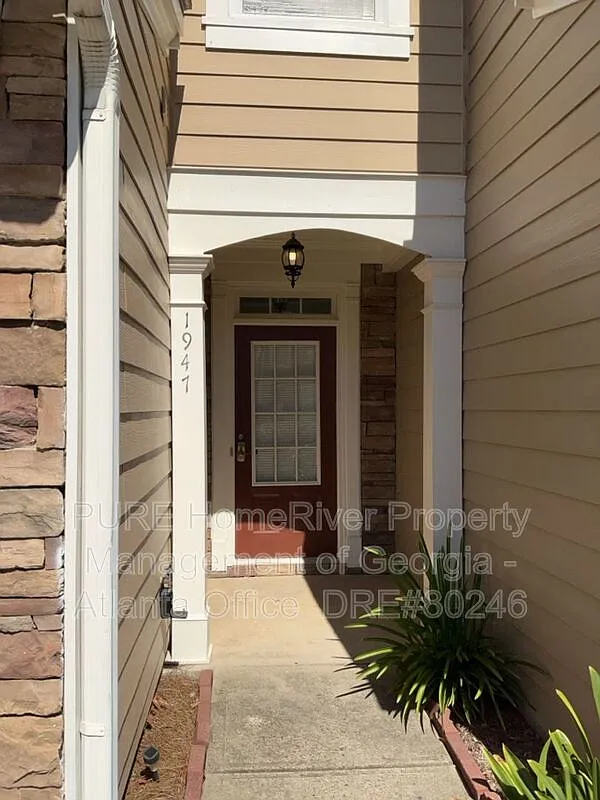 3 bed, 2.5 bath, 1981 sqft, $2,299 — Photo 2
