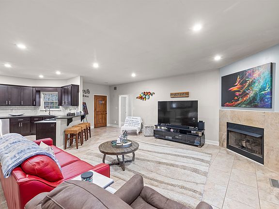 5th image of 1200 Holiday Hills Ln