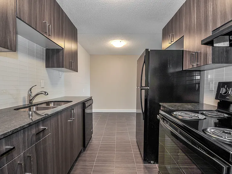 16527 Stony Plain Rd NW — Photo 3