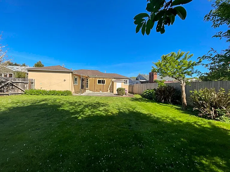 2245 Baldwin St — Photo 22