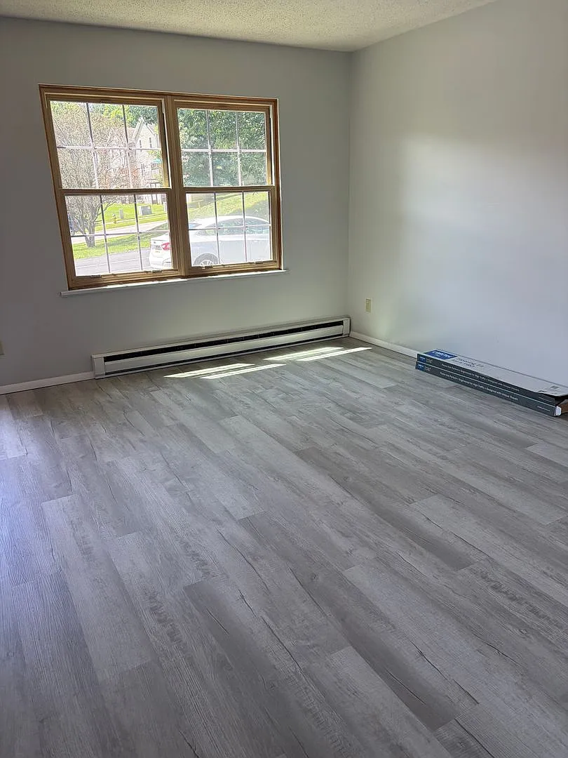 2 Bedroom, 1.5 Bath Townhouse — Photo 4