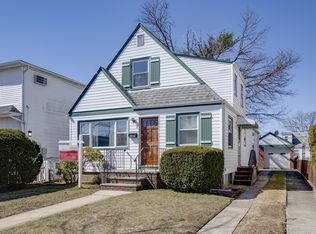 8236 263rd St, Glen Oaks, NY