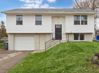 3221 Bramble Rd SW, Cedar Rapids, IA 52404