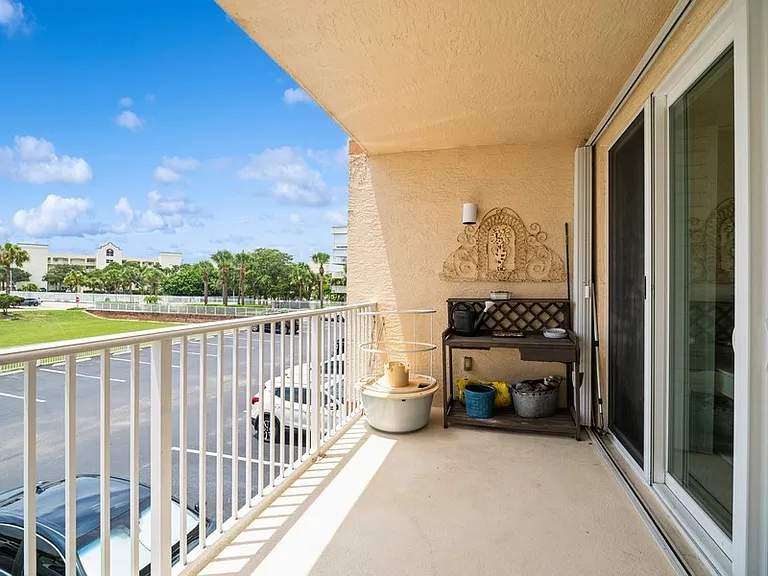Large west facing balcony for beautiful sunsets