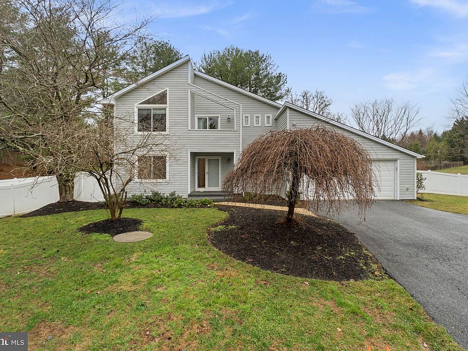 1st image of 2 Dorset Hill Ct