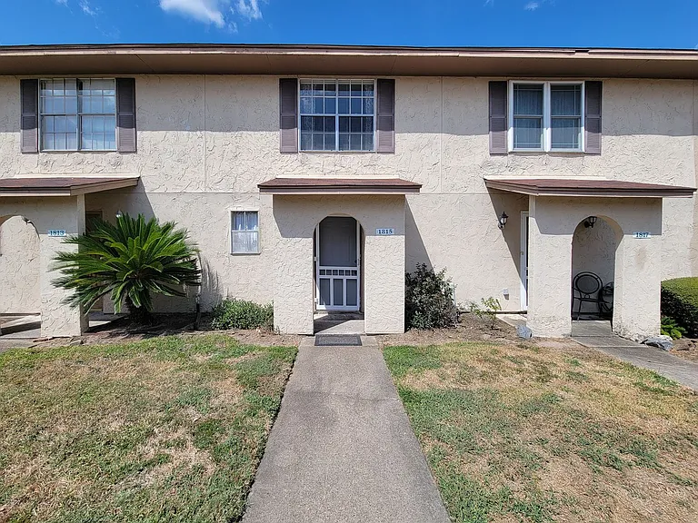 1815 Country Village Blvd — Photo 1