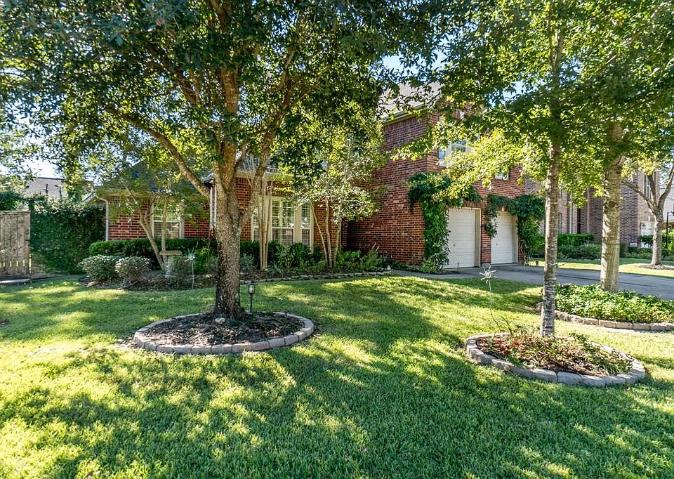 Gorgeous 2-story Plantation home located in the master planned community of Coles Crossing.
