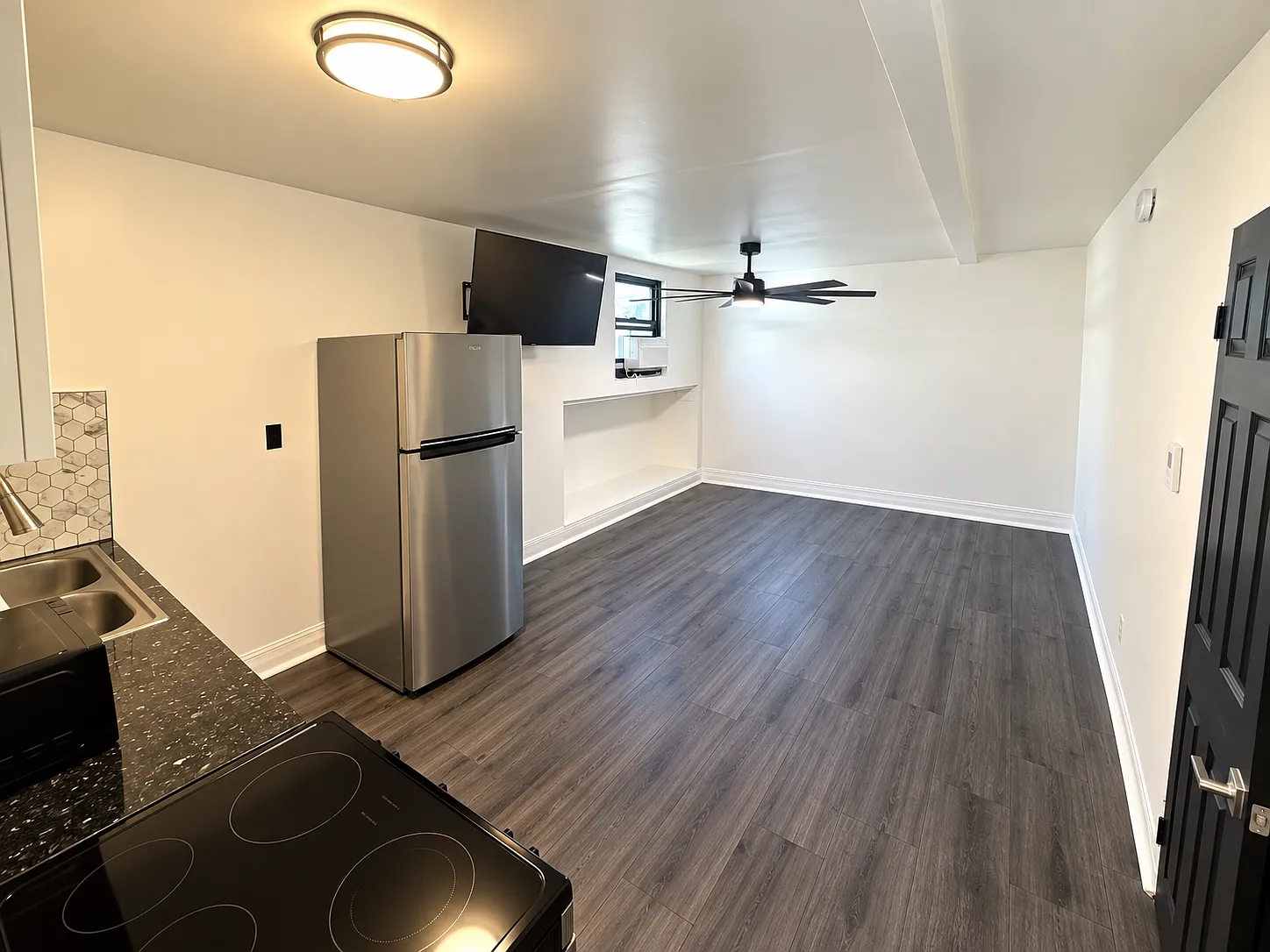1 bed, 390 sqft, $1,900 — Photo 2