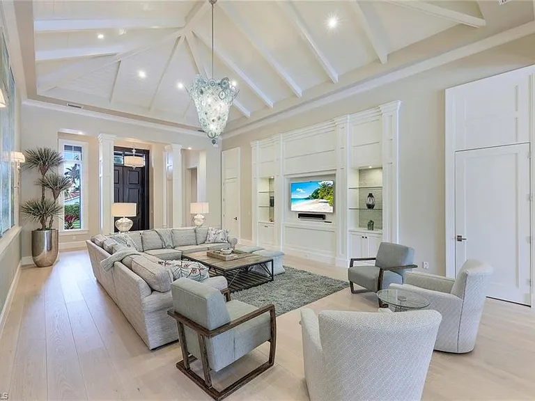 425 Harbour Dr — Photo 6