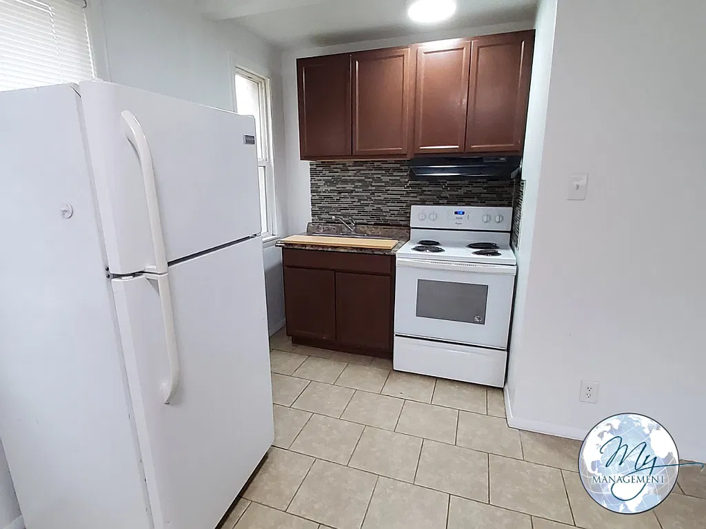 Newly Remodeled Studio and 1 bedroom apartments — Photo 4