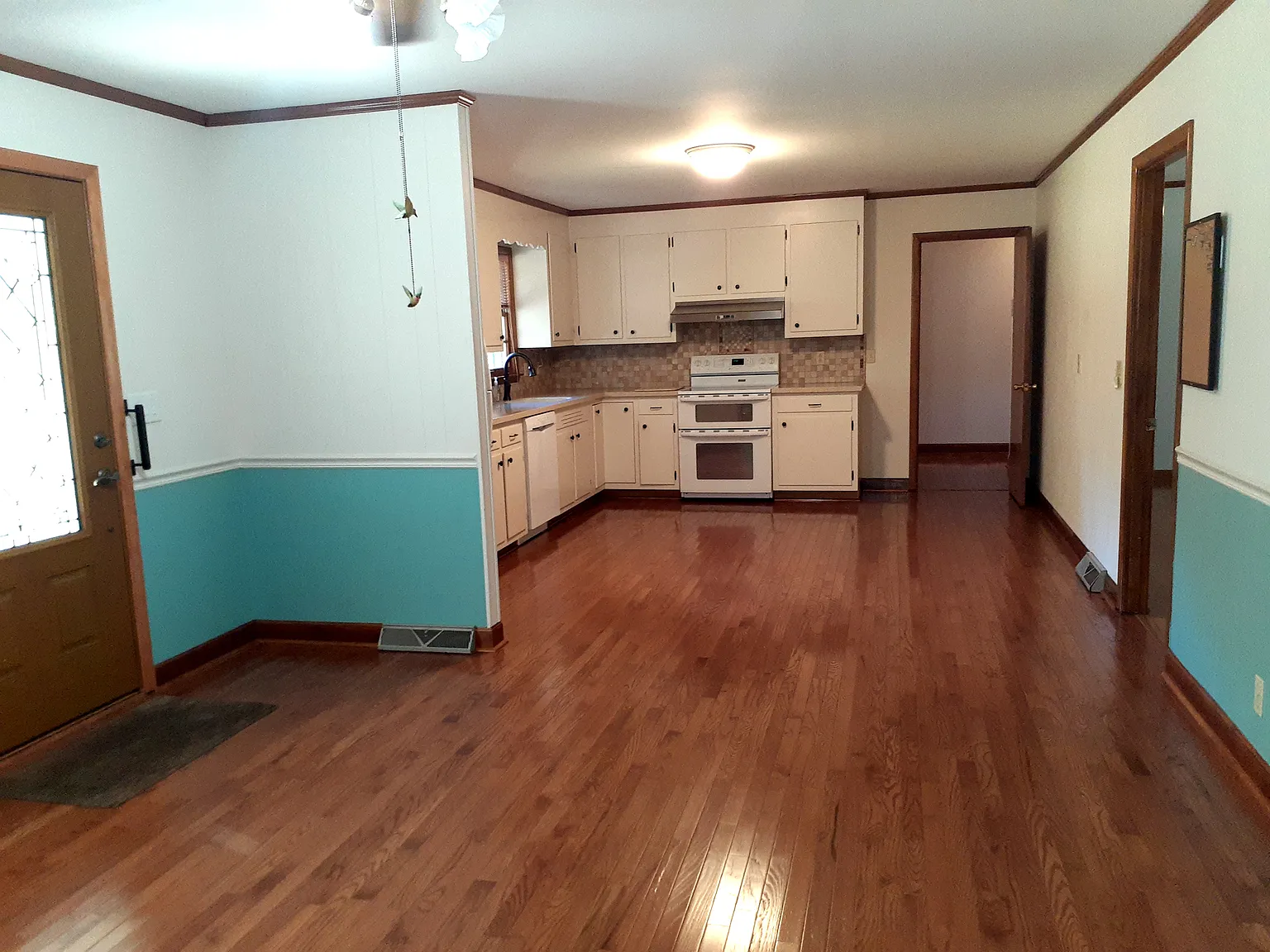 4 bed, 2.5 bath house on large lot — Photo 4